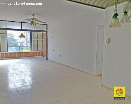 Real Estate Israel - Netanya City Center Excellent location, spacious apartment, closets in the rooms, sea view, front, renovated building,... Anglo Saxon Netanya